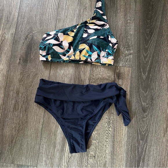 High waisted bikini size Medium - Picture 6 of 10